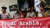 Para aktivis melakukan aksi protes menuntut dihapuskannya hukuman mati di Arab Saudi dalam sebuah aksi di depan Kedutaan Arab Saudi di Jakarta, pada 20 Maret 2018. (Foto: Reuters/Darren Whiteside). 