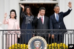 美国总统奥巴马和夫人，中国主席习近平和夫人在白宫阳台上挥手致意（2015年9月25日）
