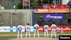 Las medidas de Washington a Venezuela buscan forzar la salida del poder del presidente en disputa Nicolás Maduro; en la imagen, jugadores del equipo local Tiburones de La Guaira.