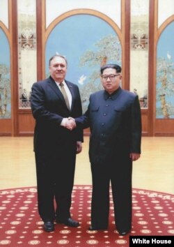 En esta imagen entregada por la Casa Blanca, el entonces director de la CIA, Mike Pompeo, da la mano al líder norcoreano Kim Jong Un en Pyongyang, Corea del Norte, durante un viaje de fin de semana en el este de 2018.