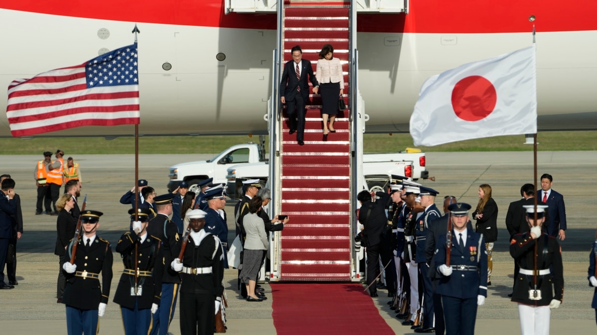 日本首相抵达美国 开启备受期待的访问