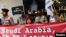 Para aktivis melakukan aksi protes menuntut dihapuskannya hukuman mati di Arab Saudi dalam sebuah aksi di depan Kedutaan Arab Saudi di Jakarta, pada 20 Maret 2018. (Foto: Reuters/Darren Whiteside). 