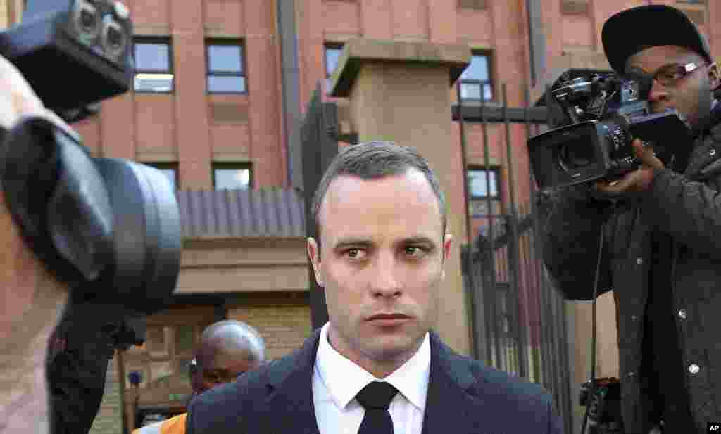 Oscar Pistorius leaves the high court in Pretoria, May 20, 2014.