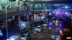 Des enquêteurs et des médecins s’activent après un attentat à l'aéroport Ataturk à Istanbul, Turquie, le 28 Juin 2016. epa / SEDAT SUNA