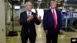 Durante su visita a una planta de Texas, el miércoles, Trump se reunió con Cook y le preguntó "para ver si podía involucrar a Apple en la construcción de redes 5G en EE. UU.