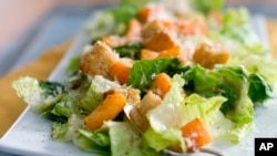 Sepiring salad Caesar dengan labu, 24 Januari 2012. (Foto: AP)