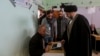  عراق کے شہر نجف میں لوگ 18 دسمبر کو ووٹ ڈال رہے ہیں۔ فوٹو اے پی
