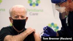 Le président Joe Biden reçoit sa deuxième dose d'un vaccin contre la maladie à coronavirus (COVID-19) à l'hôpital ChristianaCare Christiana de Newark, Delaware, États-Unis, le 11 janvier 2021.