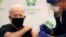 Le président Joe Biden reçoit sa deuxième dose d'un vaccin contre la maladie à coronavirus (COVID-19) à l'hôpital ChristianaCare Christiana de Newark, Delaware, États-Unis, le 11 janvier 2021.