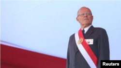 El presidente peruano Pedro Pablo Kuczynski asiste a una ceremonia en una base de la Fuerza Aérea en Lima. Imagen de archivo. Gobierno de Perú.