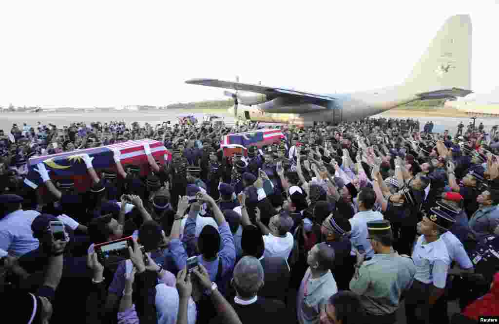 2013年3月4日，星期六在沙巴州州被打死的马来西亚警察的灵柩抵达吉隆坡城外梳邦的一处机场。
