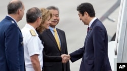 Caroline Kennedy, Duta Besar AS untuk Jepang (ketiga dari kiri), menyambut Perdana Menteri Jepang Shinzo Abe di Pangkalan Militer Gabungan Peral Harbor Hickam (26/12) di Honolulu. (AP/Marco Garcia)