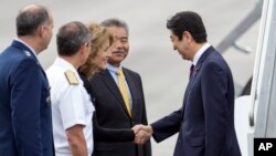 美国驻日本大使卡罗琳·肯尼迪(左三)在珍珠港欢迎日本首相安倍晋三(2016年12月26日)。