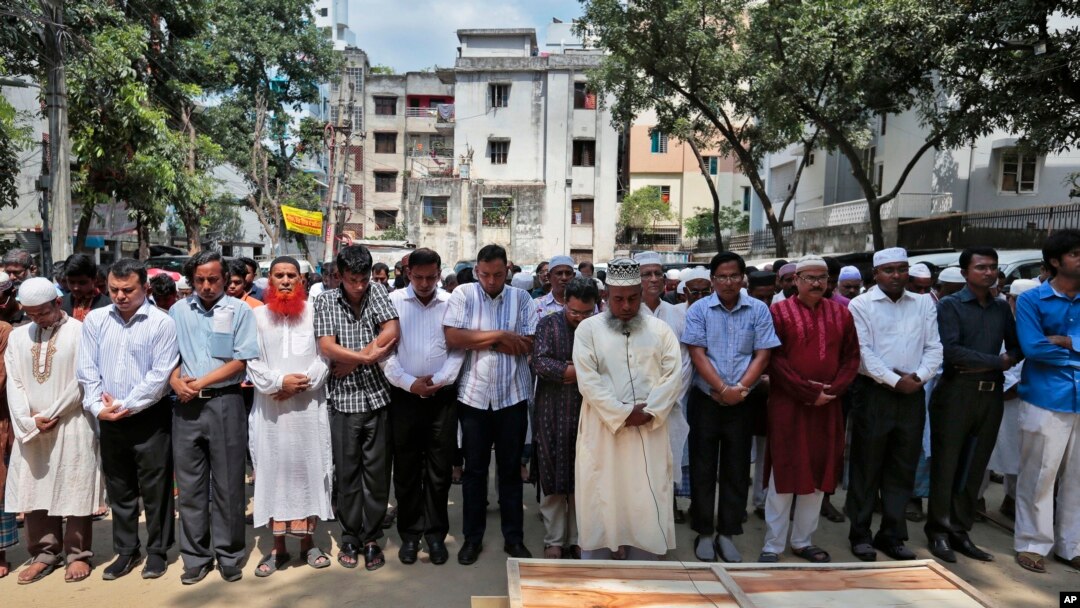 Suasana pemakaman Xulhaz Mannan, salah seorang korban pembunuhan dengan golok di Dhaka, Bangladesh, 26 April 2016 (Foto: dok). 