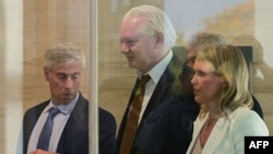 El fundador de WikiLeaks, Julian Assange, junto a su esposa y su abogado al entrar en la Corte Federal de las Islas Marianas del Norte, en Saipán, el 26 de junio de 2024.