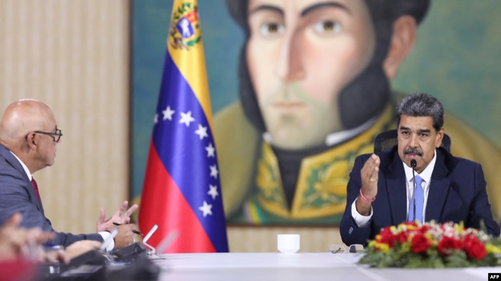 Fotografía publicada por la oficina de prensa del palacio presidencial de Miraflores que muestra la reunión del gabinete del presidente de Venezuela, Nicolás Maduro, con el Consejo de Defensa Nacional y el Consejo de Estado.