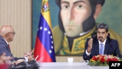 Fotografía publicada por la oficina de prensa del palacio presidencial de Miraflores que muestra la reunión del gabinete del presidente de Venezuela, Nicolás Maduro, con el Consejo de Defensa Nacional y el Consejo de Estado.