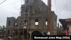 Des pompiers recherchent d’éventuels survivants après l’effondrement d’une église en construction, à Yaoundé, Cameroun, 17 octobre 2018. (VOA/Emmanuel Jules Ntap)