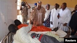 Le gouverneur Kashim Shettima rend visite à des blessés dans un hôpital de l'Etat de Borno, après une attaque de Boko Haram, le 28 janvier 2014. 