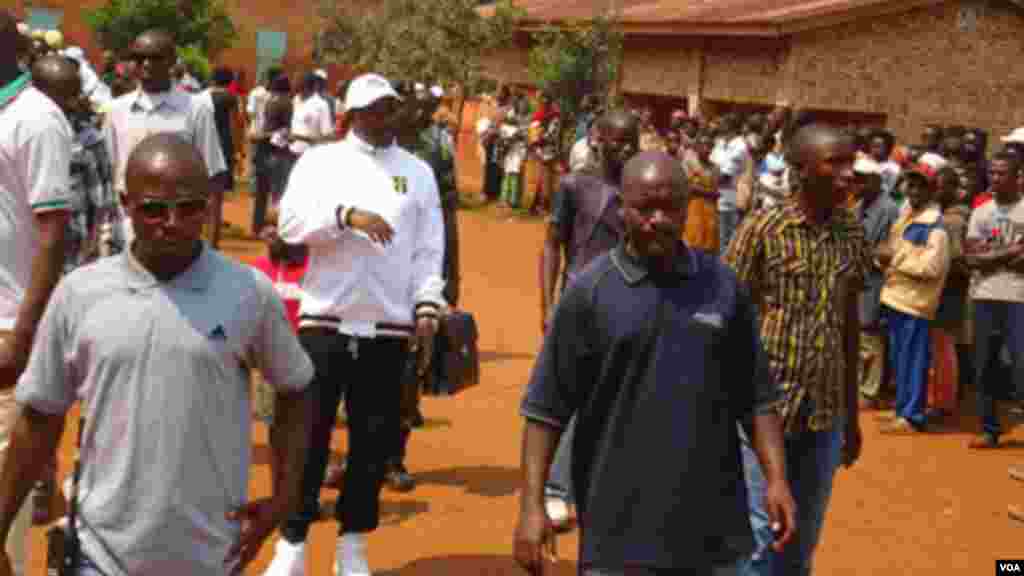 Le président Pierre Nkurunziza arrive dans un centre de vote, le 29 juin 2015, lors des élections législtives au Burundi