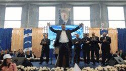 Partai Demokratik Kosovo pimpinan Perdana Menteri Kosovo Hashim Thaci (tengah) meraih sebagian besar suara dalam pemilihan anggota parlemen pertama di Kosovo.