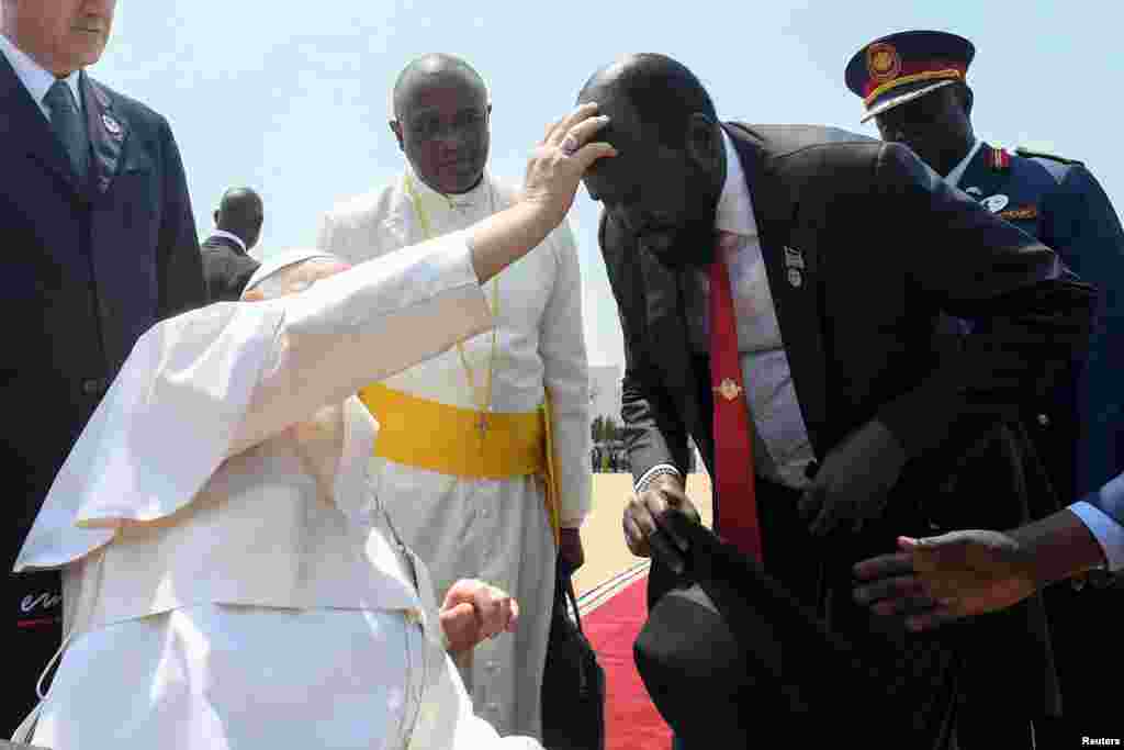 Papa Francis akimuombea Rais Salva kiir wa Sudan Kusini wakati wa sherehe za kumuaga kabla ya kuondoka Juba, Sudan Kuisni&nbsp;