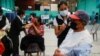 ndígenas mayas reciben la vacuna de Oxford / AstraZeneca contra la enfermedad del coronavirus en la alcaldía municipal de San Pedro Sacatepequez, Guatemala, el 6 de mayo de 2021. 