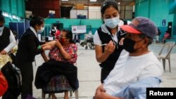 ndígenas mayas reciben la vacuna de Oxford / AstraZeneca contra la enfermedad del coronavirus en la alcaldía municipal de San Pedro Sacatepequez, Guatemala, el 6 de mayo de 2021. 