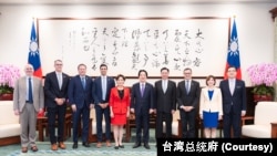 台湾总统赖清德在台北总统府会见由美国国会众议院外交事务委员会亚太小组主席金映玉(穿红色服装者)率领的跨党派众议员代表团。(2026年7月31日）