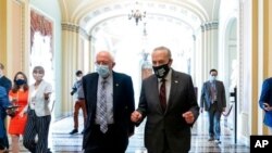 El senador Bernie Sanders, demócrata por Vermont, a la izquierda, y el líder de la mayoría del Senado, Chuck Schumer, de Nueva York, conversan con los medios tras salir de una reunión en el Capitolio, el 9 de agosto de 2021.