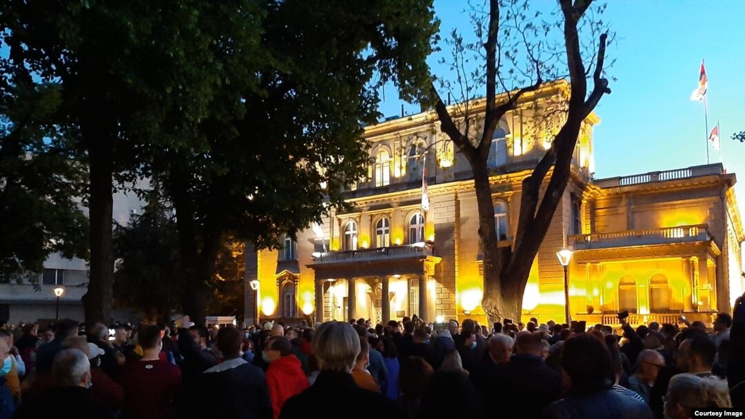 Aksi unjuk rasa menentang Presiden Serbia di depan kantor Kepresidenan di Beograd, 7 Mei 2020.