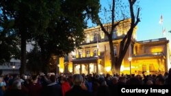 Aksi unjuk rasa menentang Presiden Serbia di depan kantor Kepresidenan di Beograd, 7 Mei 2020.