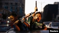 26일 이스라엘 군과 팔레스타인 무장단체 하마스가 휴전에 합의한 가운데, 가자지구에서 장난감 총을 든 아이들이 "이스라엘에 승리했다"고 외치고 있다.
