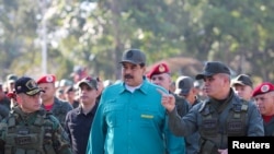 Presiden Venezuela Nicolas Maduro berbicara dengan pemimpin senior militer saat berlangsungnya latihan militer di Valencia, Venezuela, 27 Januari 2019.