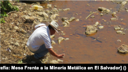 Un lugareño cercano al río San Sebastián, La Unión, observa el color del río tras la minería en la zona. [Fotografía: Mesa Frente a la Minería Metálica en El Salvador]