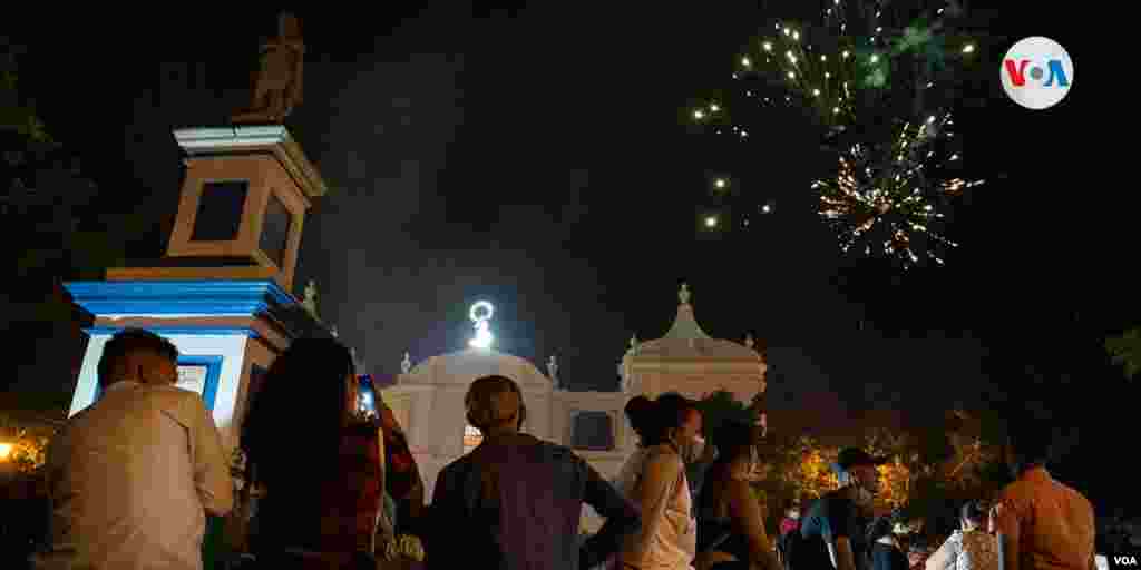 Nicaragüenses contemplan los fuegos artificiales en ocasión a la Purísima, una de las actividades más populares. [Foto Houston Castillo, VOA].