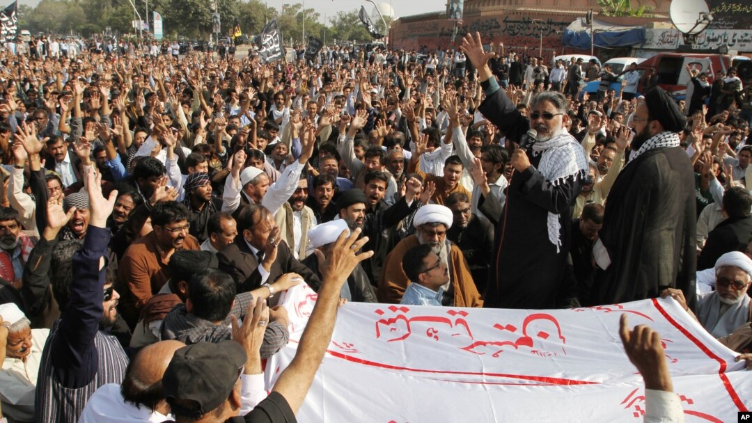 Warga muslim Syiah Pakistan mengutuk aksi menewaskan ulama Deedar Ali Jalbani dan petugas keamanannya saat berlangsungnya prosesi pemakaman jenazah keduanya di Karachi, Pakistan (4/12). Serangkaian kekerasan sektarian di Karachi dilaporkan menewaskan 11 orang, Selasa (3/12).