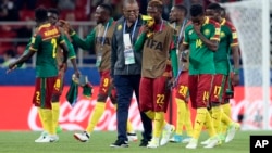 Les joueurs camerounais remercient leurs supporters à la fin du match contre le Chili, à Moscou, le 18 juin 2017.