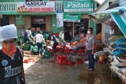 Residentes ordenan cajas de botellas de refresco después del fuerte terremoto en Cataingan, provincia de Masbate, en el centro de Filipinas, el martes 18 de agosto de 2020.