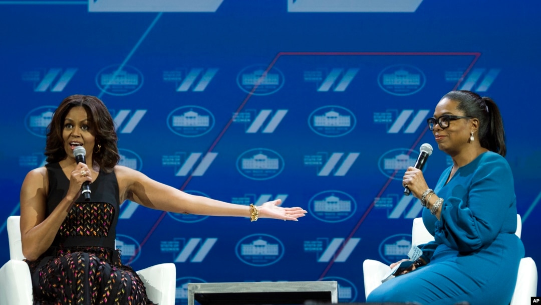 Ibu negara Michelle Obama dan Oprah Winfrey berbicara dalam diskusi pada KTT tentang Perempuan di Gedung Putih, Selasa (14/6). 