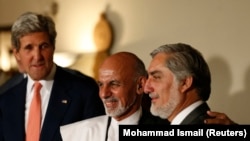 عبدالله عبدالله (راست) و اشرف غنی (وسط) کاندیداهای انتخابات افغانستان در کنار جان کری، وزیر امور خارجه آمریکا - کابل، 