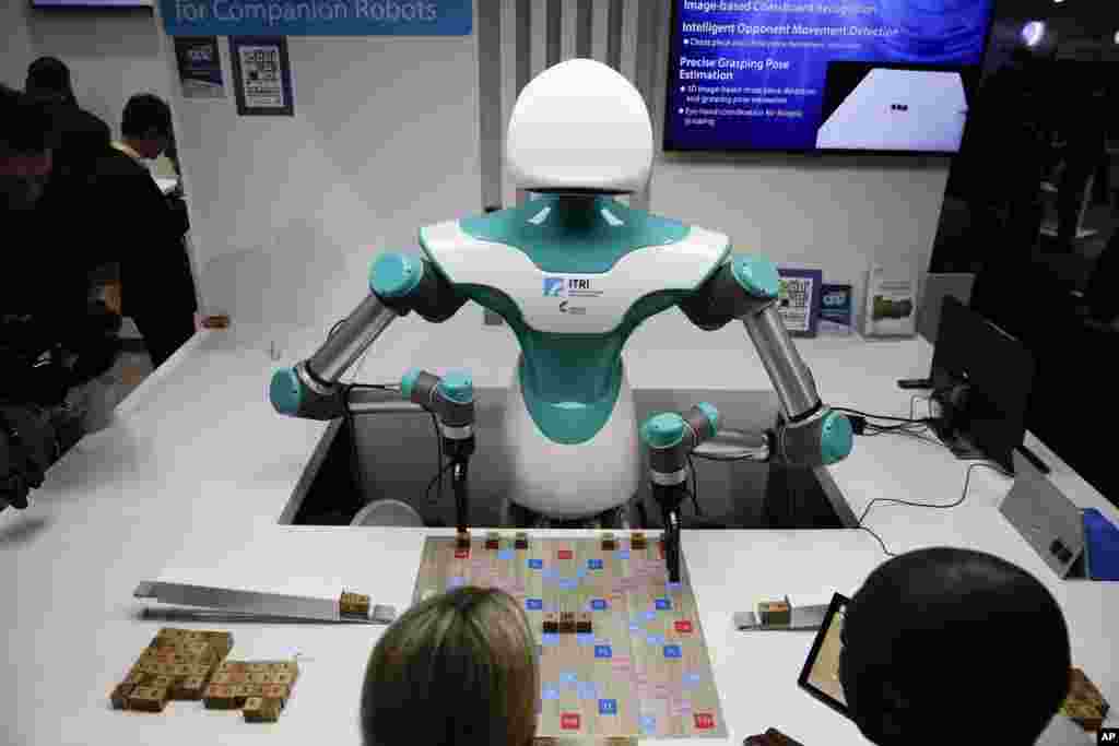 تصویری از ربات کمک رسان که با بازدیدکنندگان از نمایشگاه کالاهای الکتروتیکی در لاس وگاس بازی لغت سازی می کند.