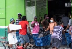 People iqueue outside a supermarket in preparation for hurricane Nana -expected as a Category 1 hurricane with winds up to 74 to 95mph (119 to 152kph)- in Belize City, Belize, on September 02, 2020. (Photo by JOSE A. SANCHEZ / AFP)