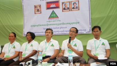 រូបឯកសារ៖ លោកយ៉ង សាំងកុមារ ប្រធានកម្មវិធីពង្រឹងសមត្ថភាពថ្នាក់ដឹកនាំមូលដ្ឋាននៃគណបក្សប្រជាធិបតេយ្យមូលដ្ឋាន ថ្លែងនៅក្នុងថ្ងៃប្រារព្ធខួបនៃការបង្កើតគណបក្សថ្មីដែលមានអាយុ១ឆ្នាំនេះ កាលពីព្រឹកថ្ងៃអង្គារ ទី១ ខែសីហា ឆ្នាំ២០១៦ នៅស្នាក់ការបក្សនៃរាជធានីភ្នំពេញ។ (ឡេង ឡែន/VOA)