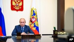 블라디미르 푸틴 러시아 대통령이 27일 모스크바 외곽 노보 오가료보 집무실에서 화상 내각회의를 주재했다.