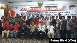 Penyelenggara pemilu bersama peserta pemilu di Jawa Timur berfoto bersama usai penutupan rapat pleno rekapitulasi perolehan suara pemilihan anggota legislatif dan pemilihan presiden 2019, Surabaya, 11 Mei 2019. (Foto: Petrus Riski/VOA)