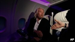 Richard Branson, pimpinan perusahaan Inggris Virgin Group, di kantor pusat Virgin America di Burlingame, California, 18 Oktober 2011. (Foto: dok).