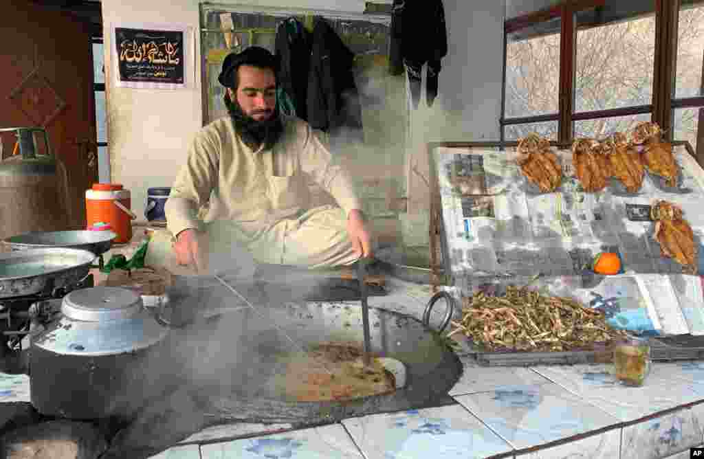 یک فروشنده دوره گرد ماهی در کنار خیابان در مسیر اتوبان کابل به جلال آباد. 