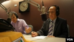 Mam Sonando on the Khmer Service's "Hello VOA," answering questions from listeners. 
