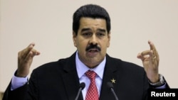 En cadena nacional de radio y televisión Maduro dijo que iba “a pedir poderes especiales para ir a un proceso de reforma de las leyes y de cambio de la institucionalidad".